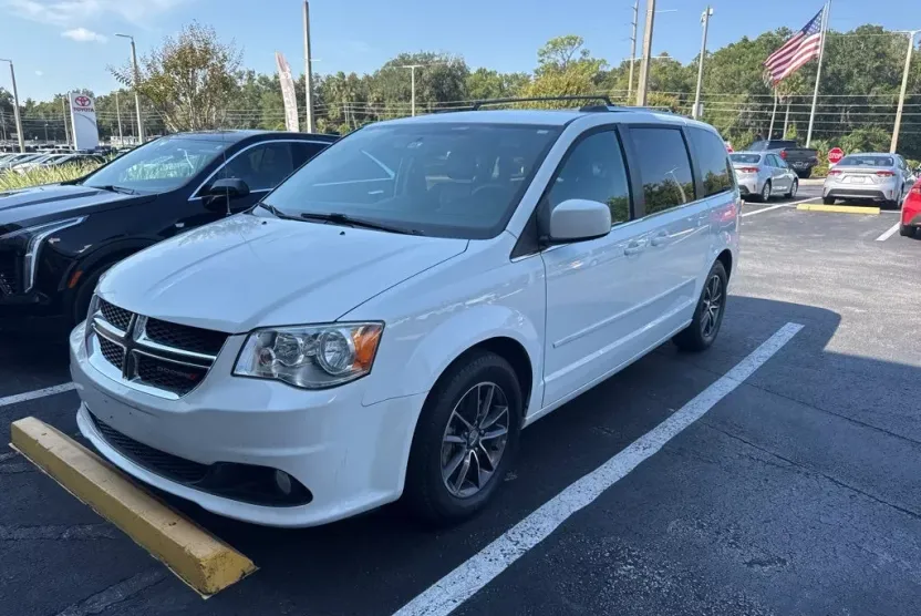2017 Dodge Grand Caravan SXT photo 1