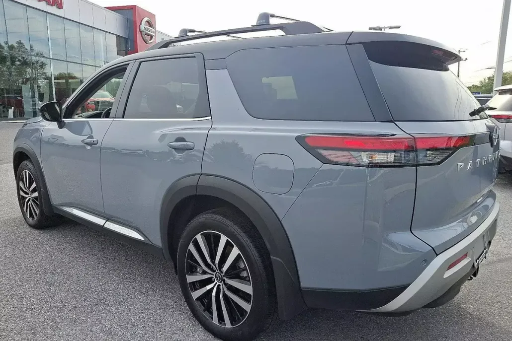 2025 Nissan Pathfinder Platinum photo 1