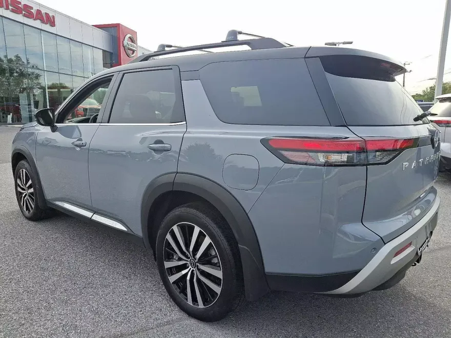 2025 Nissan Pathfinder Platinum photo 1