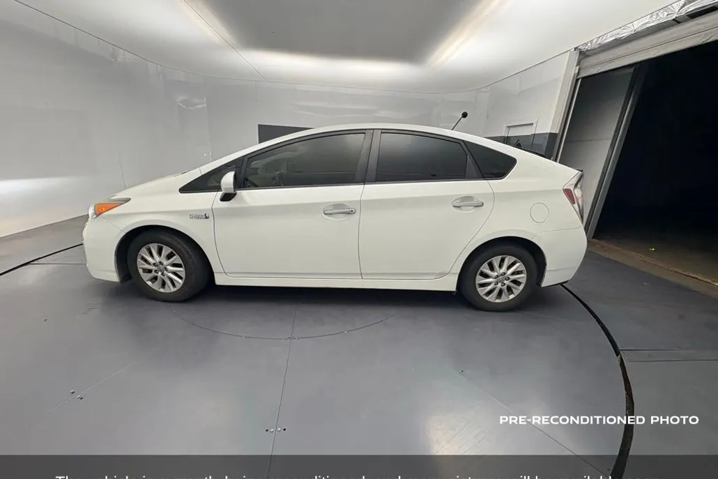 2012 Toyota Prius Plug-in Advanced photo 1