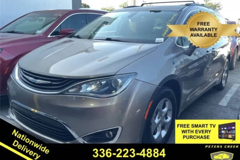 2017 Chrysler Pacifica Hybrid photo 1