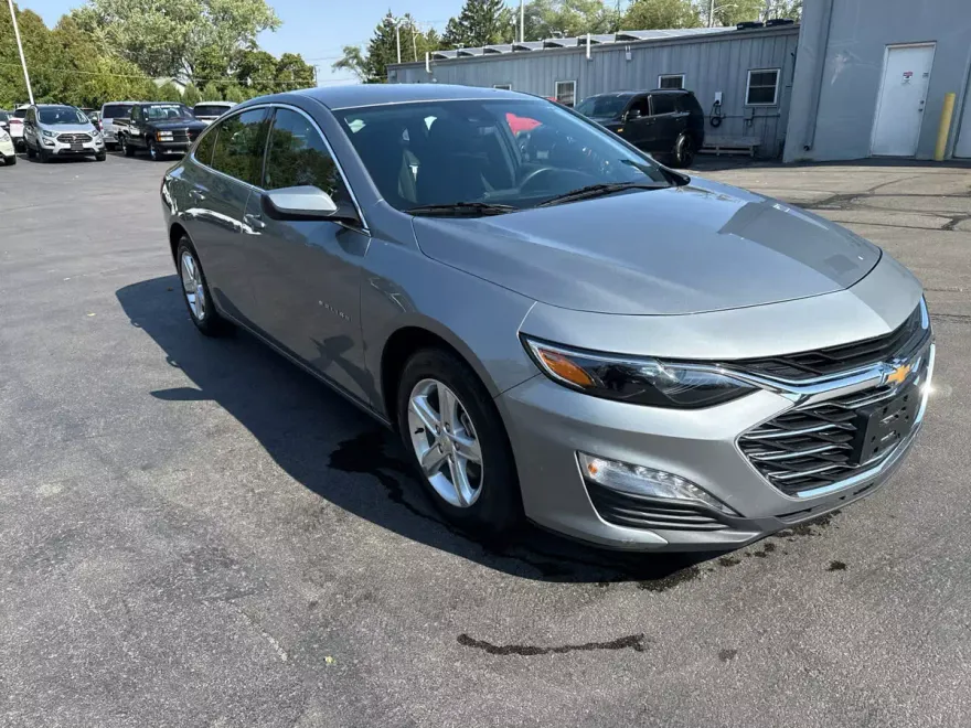 2024 Chevrolet Malibu 1LT photo 1