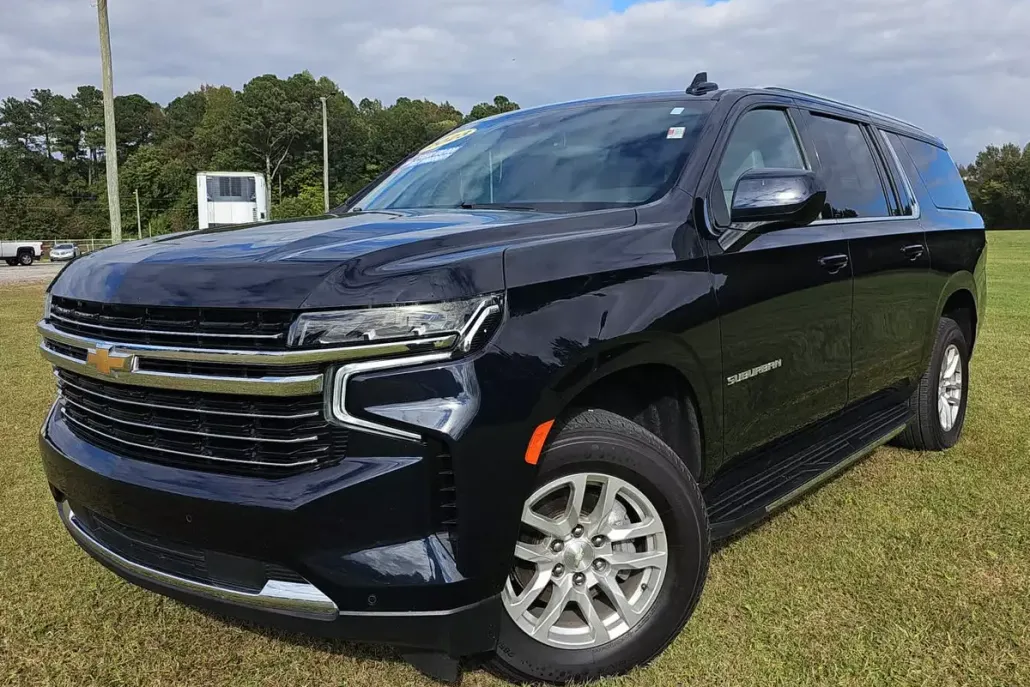 2023 Chevrolet Suburban LT photo 1