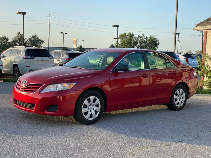 2011 Toyota Camry LE photo 1