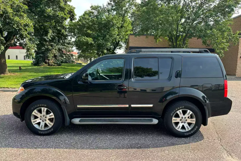 2012 Nissan Pathfinder Silver Edition photo 1