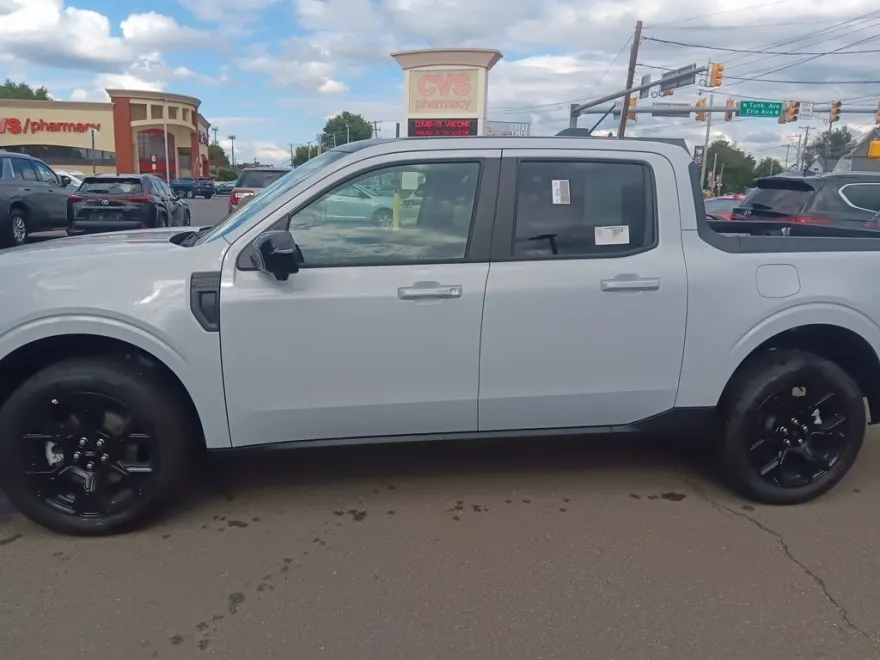 2025 Ford Maverick Lariat photo 1