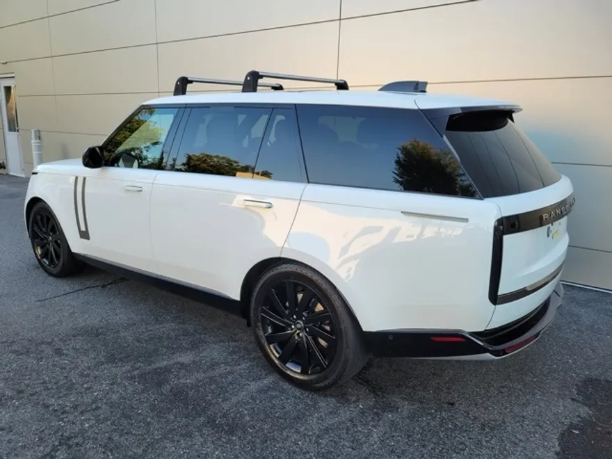 2023 Land Rover Range Rover SE photo 1