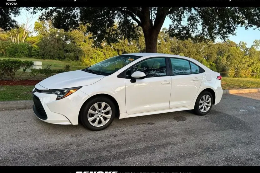 2023 Toyota Corolla LE photo 1