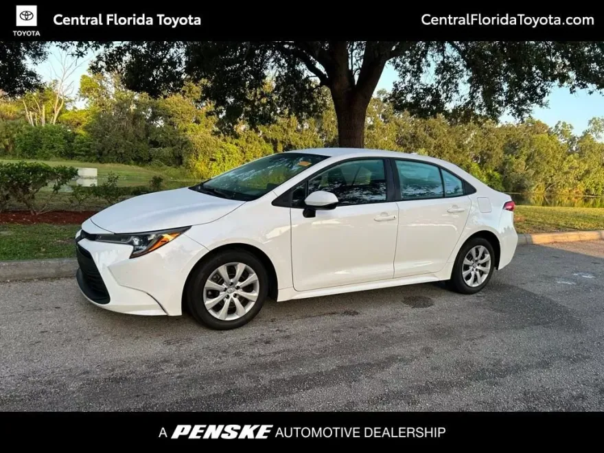 2023 Toyota Corolla LE photo 1