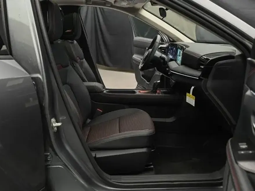 2025 Nissan Kicks SR photo 13