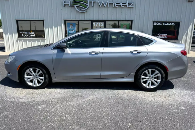 2016 Chrysler 200 Limited photo 1