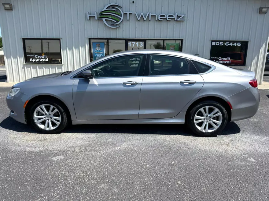 2016 Chrysler 200 Limited photo 1