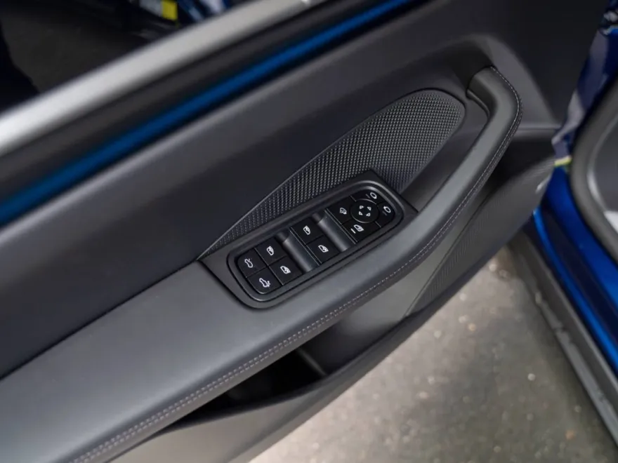 2025 Porsche Macan Electric photo 27