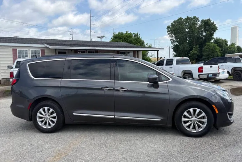 2017 Chrysler Pacifica Touring L photo 1