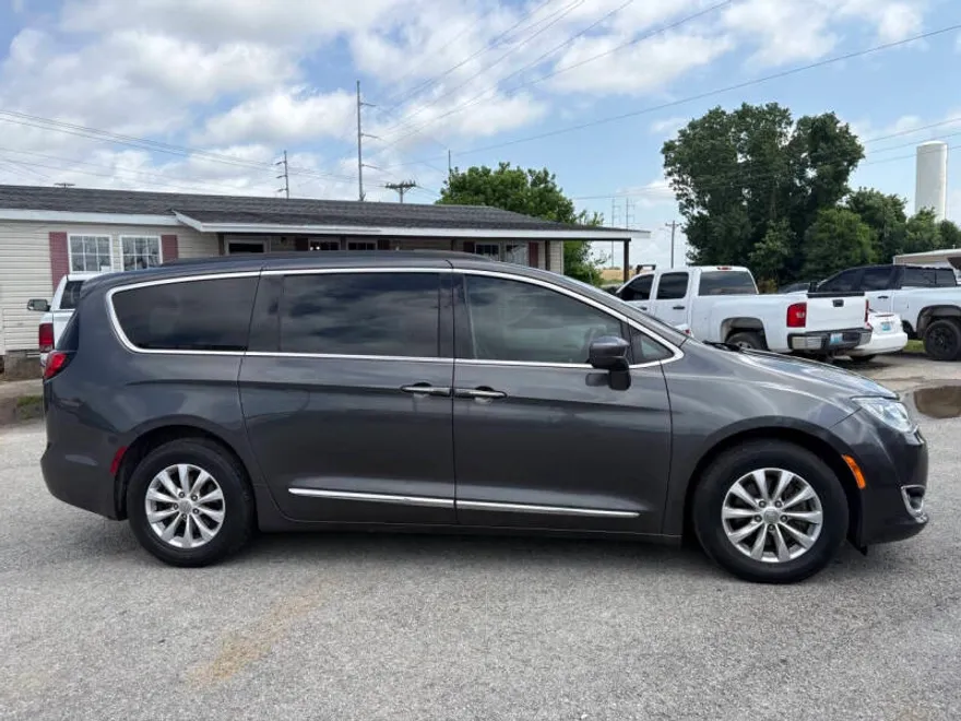 2017 Chrysler Pacifica Touring L photo 1