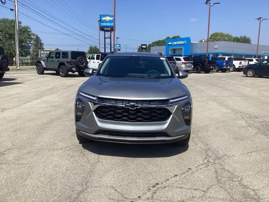 2025 Chevrolet Trax LT photo 1
