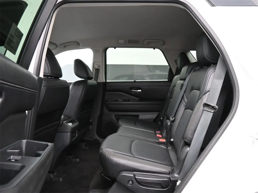 2024 Nissan Pathfinder SL photo 1
