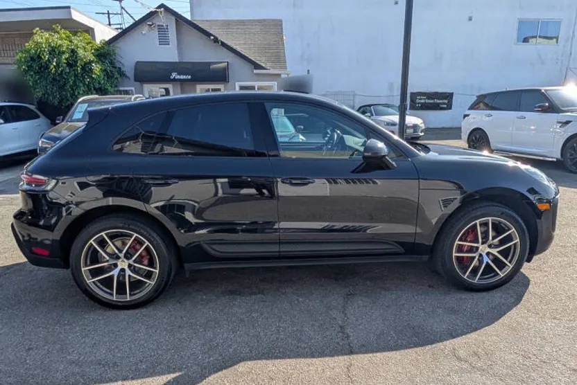 2024 Porsche Macan T photo 1