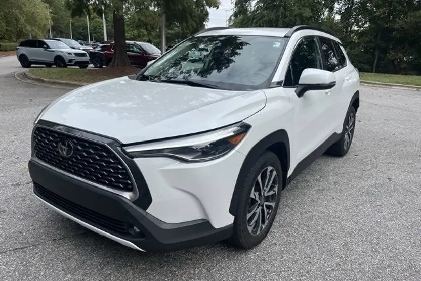 2022 Toyota Corolla Cross XLE photo 1