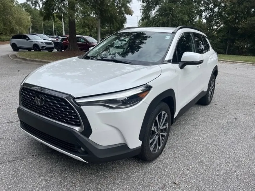 2022 Toyota Corolla Cross XLE photo 1