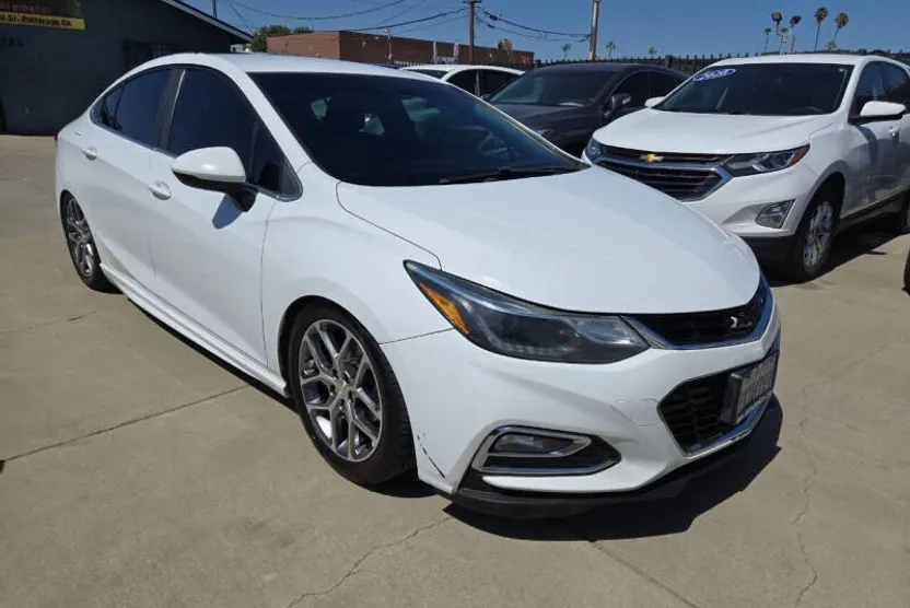 2017 Chevrolet Cruze LT photo 1