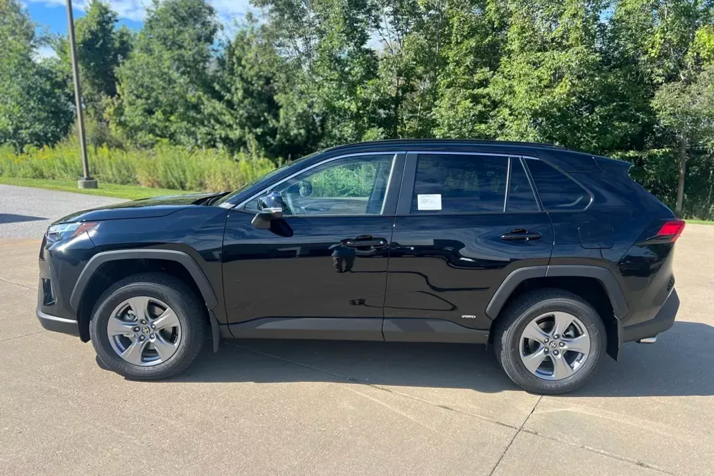 2025 Toyota RAV4 Hybrid XLE photo 1