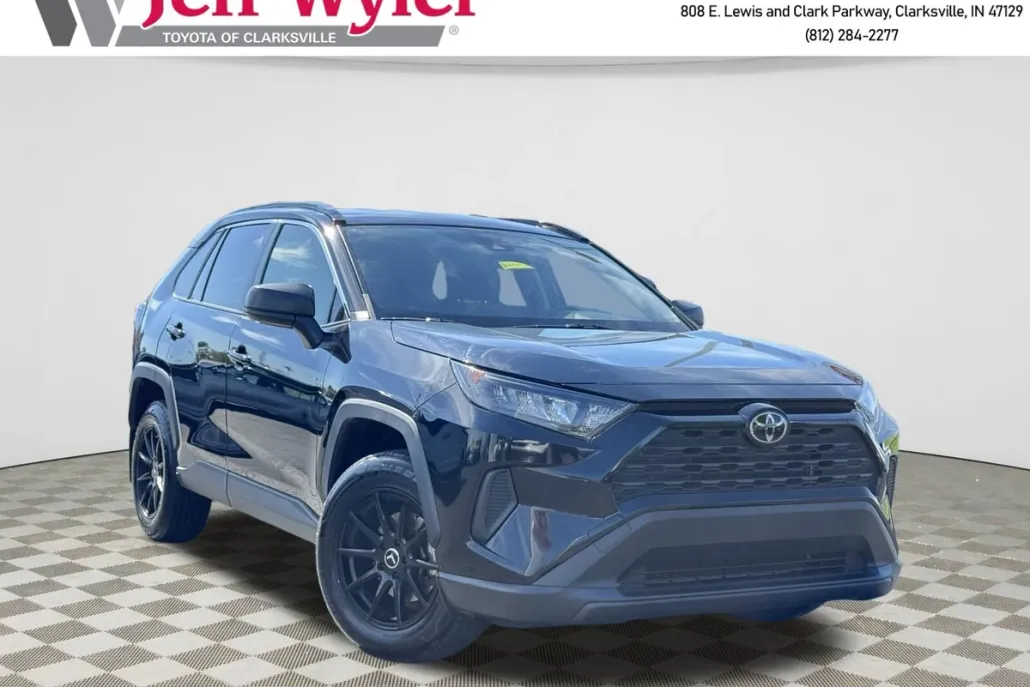 2021 Toyota RAV4 LE photo 1