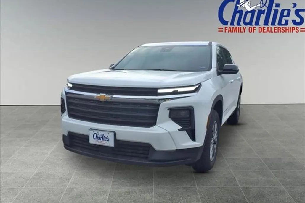 2024 Chevrolet Traverse LS photo 1