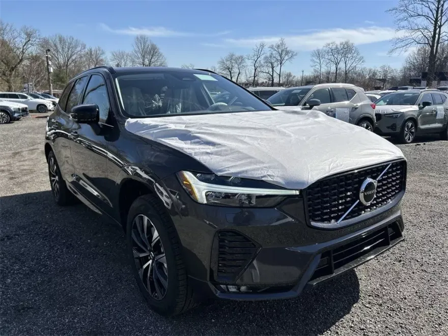 2025 Volvo XC60 B5 Core photo 2