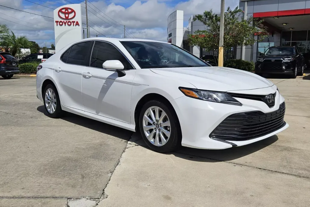 2018 Toyota Camry LE photo 1