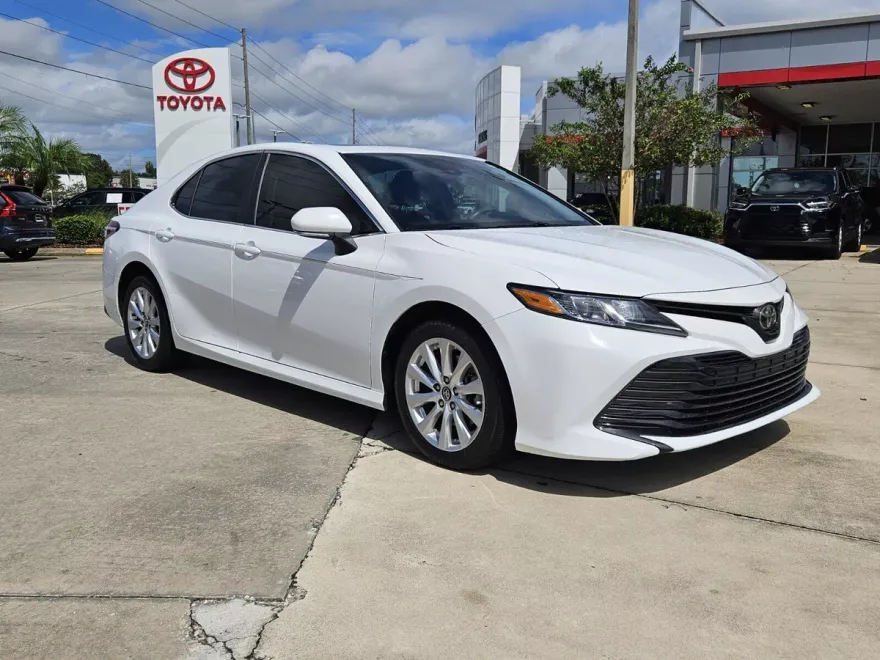 2018 Toyota Camry LE photo 1