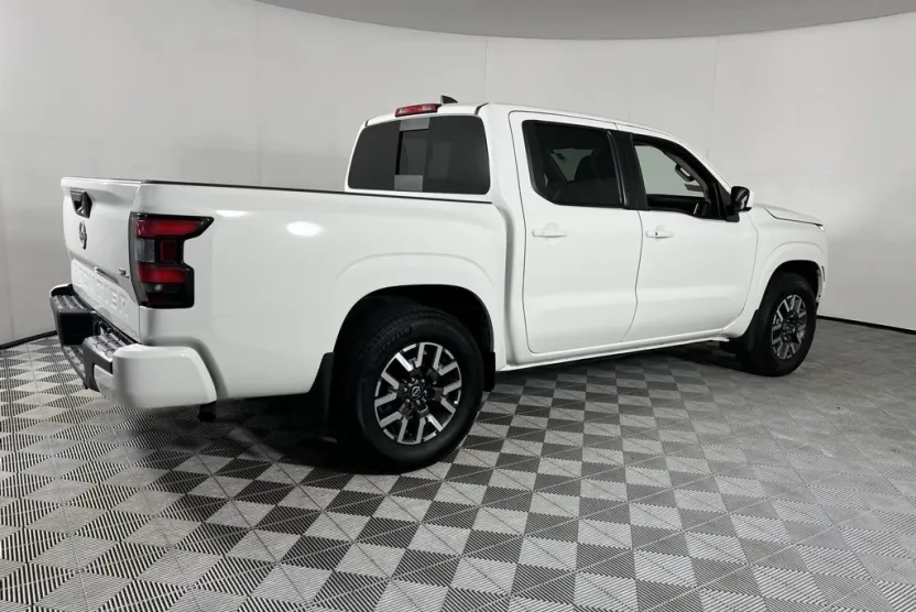 2024 Nissan Frontier Crew Cab SL photo 1