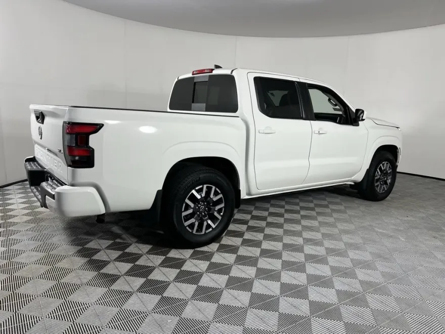 2024 Nissan Frontier Crew Cab SL photo 1