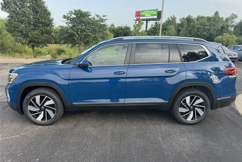 2025 Volkswagen Atlas SEL photo 1