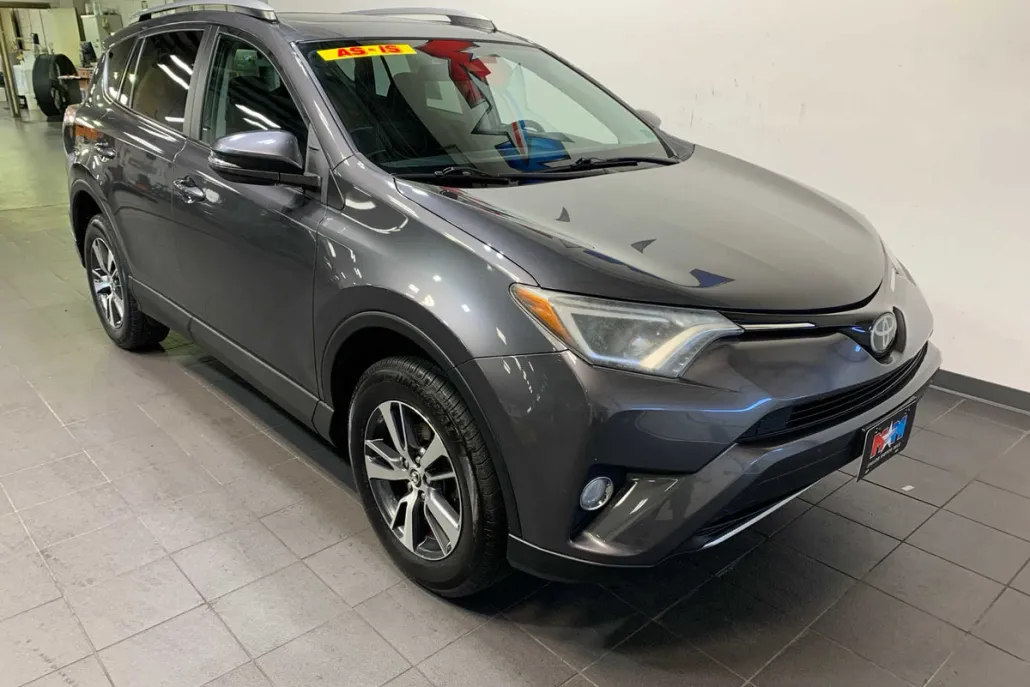 2017 Toyota RAV4 XLE photo 1