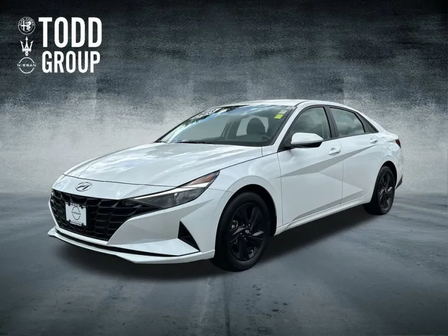 2023 Hyundai Elantra SEL photo 1