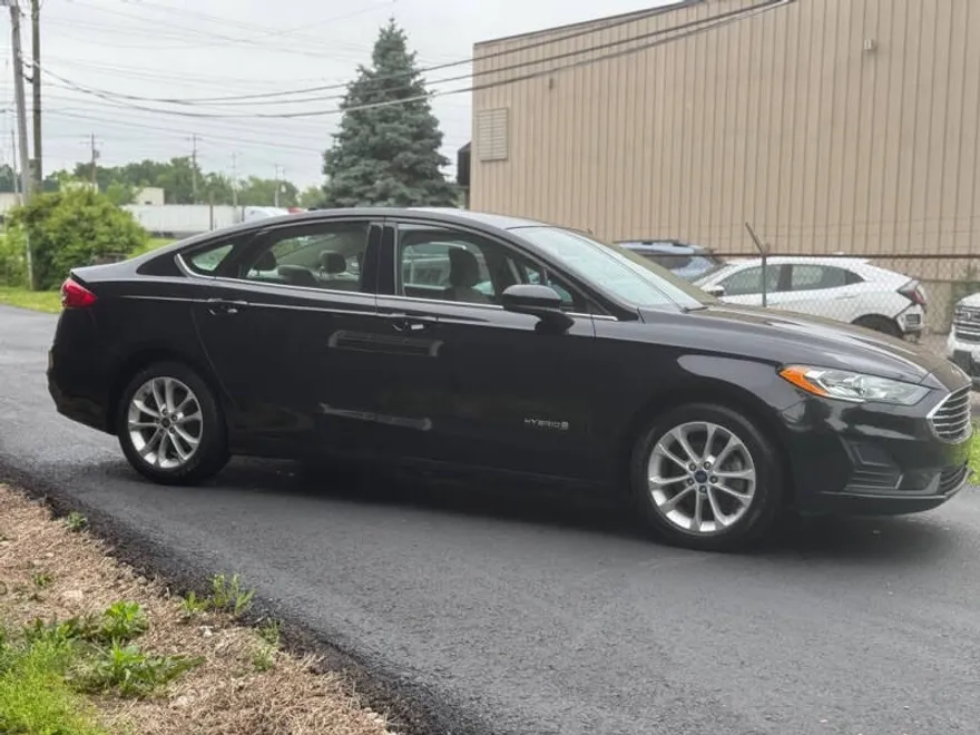 2019 Ford Fusion Hybrid SE photo 1