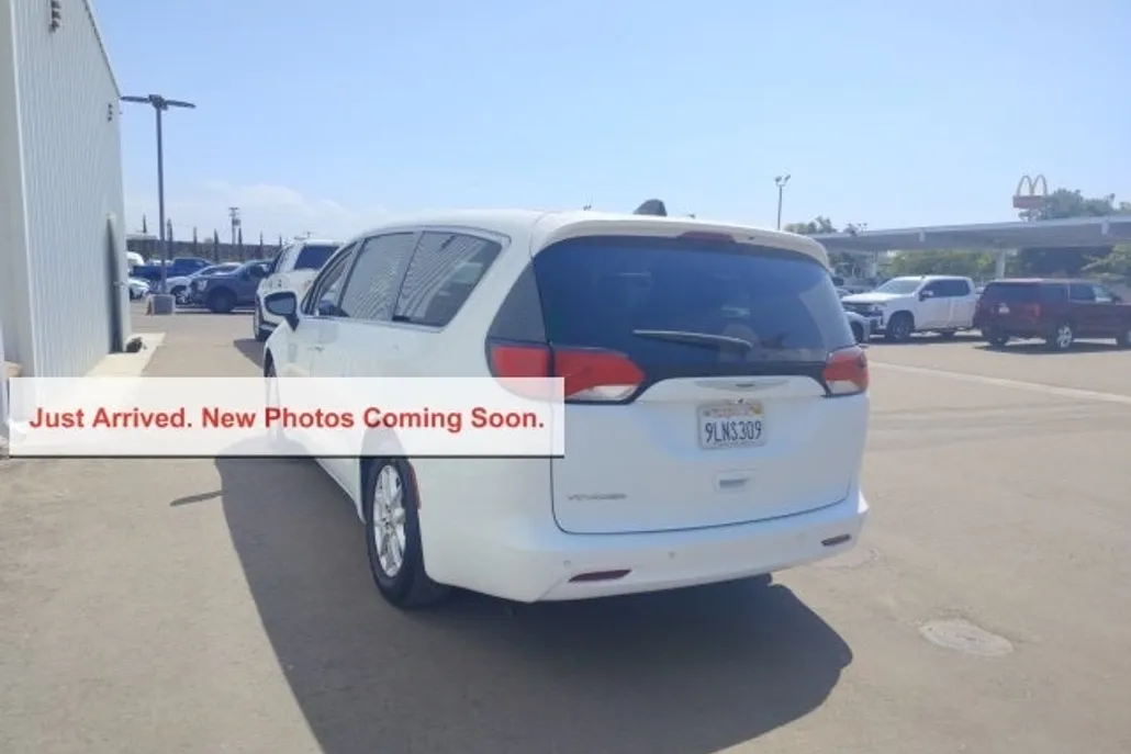 2022 Chrysler Voyager LX photo 1