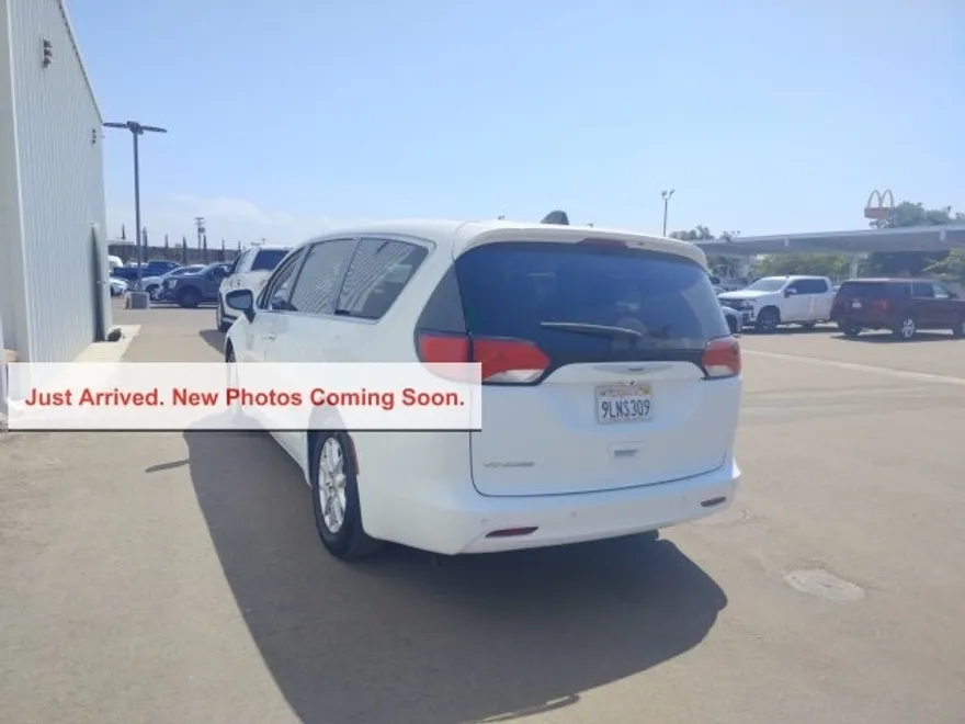 2022 Chrysler Voyager LX photo 1