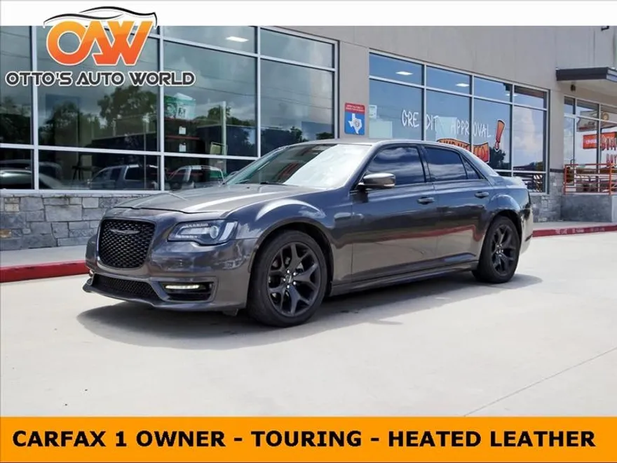 2022 Chrysler 300 Touring L photo 1