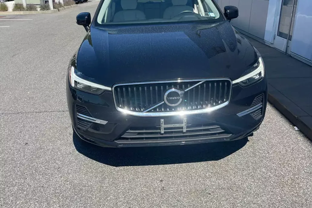 2023 Volvo XC60 B5 Core photo 1
