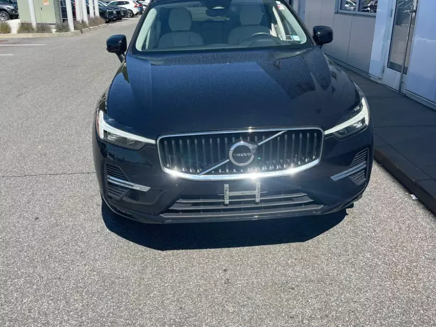 2023 Volvo XC60 B5 Core photo 1