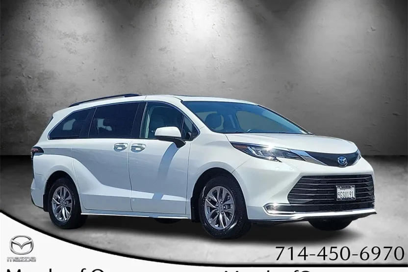 2023 Toyota Sienna XLE photo 1