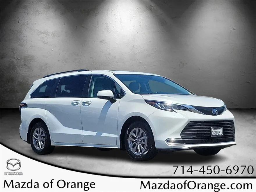2023 Toyota Sienna XLE photo 1
