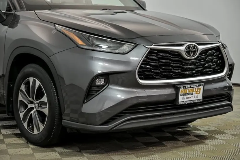 2021 Toyota Highlander XLE photo 1