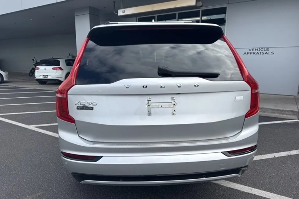 2022 Volvo XC90 Recharge T8 R-Design photo 1