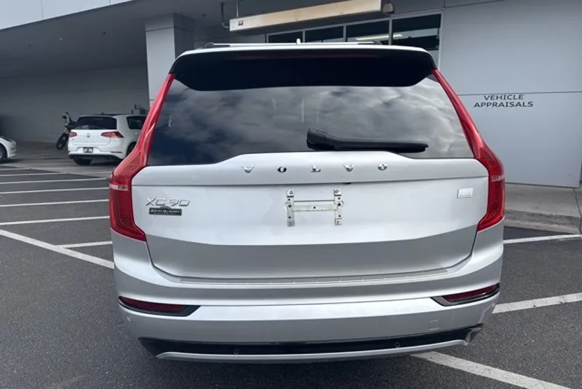 2022 Volvo XC90 Recharge T8 R-Design photo 1