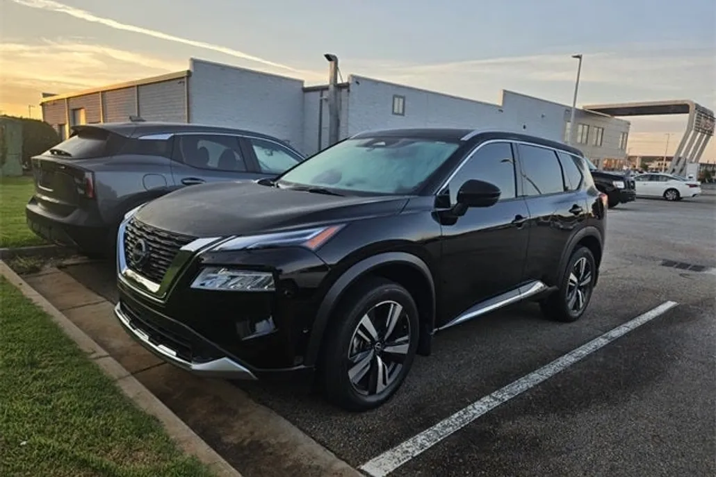 2023 Nissan Rogue Platinum photo 1