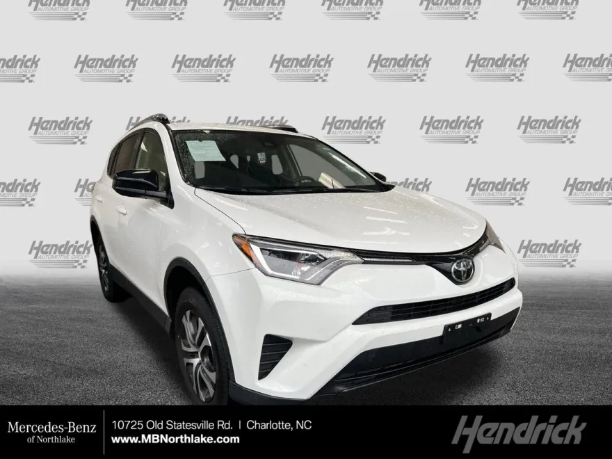 2017 Toyota RAV4 LE photo 1
