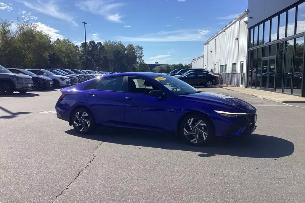 2025 Hyundai Elantra SEL Sport photo 1